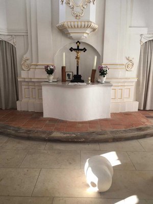 Kollwitz Lohmas 2021 Raumsituation mit Altar und Skulptur